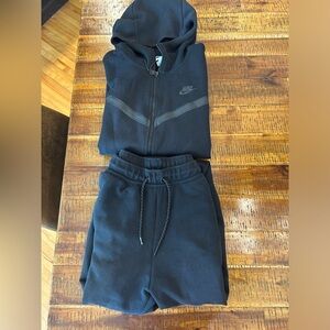 Selling a full black Nike Tech, very comfy!